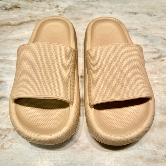 BRONAX Pillow Slipper Sandal (W6-7) - Picture 2 of 5